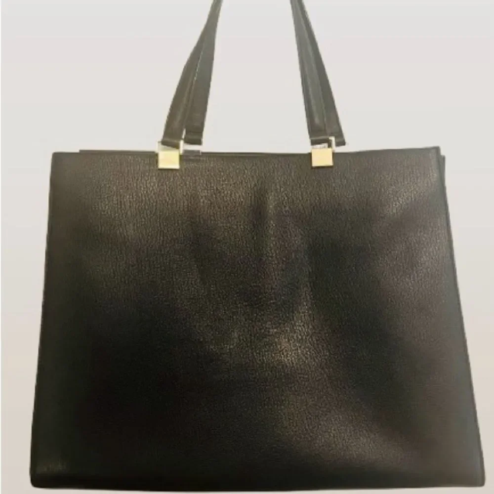 Kate Spade Black and Cream Shoulder Bag with Modern Elegance